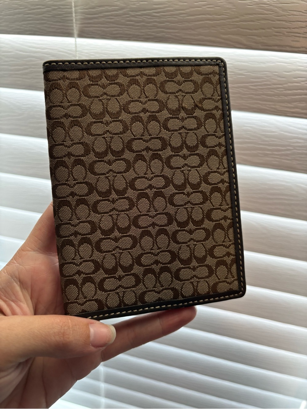 Coach signature c passport holder brown